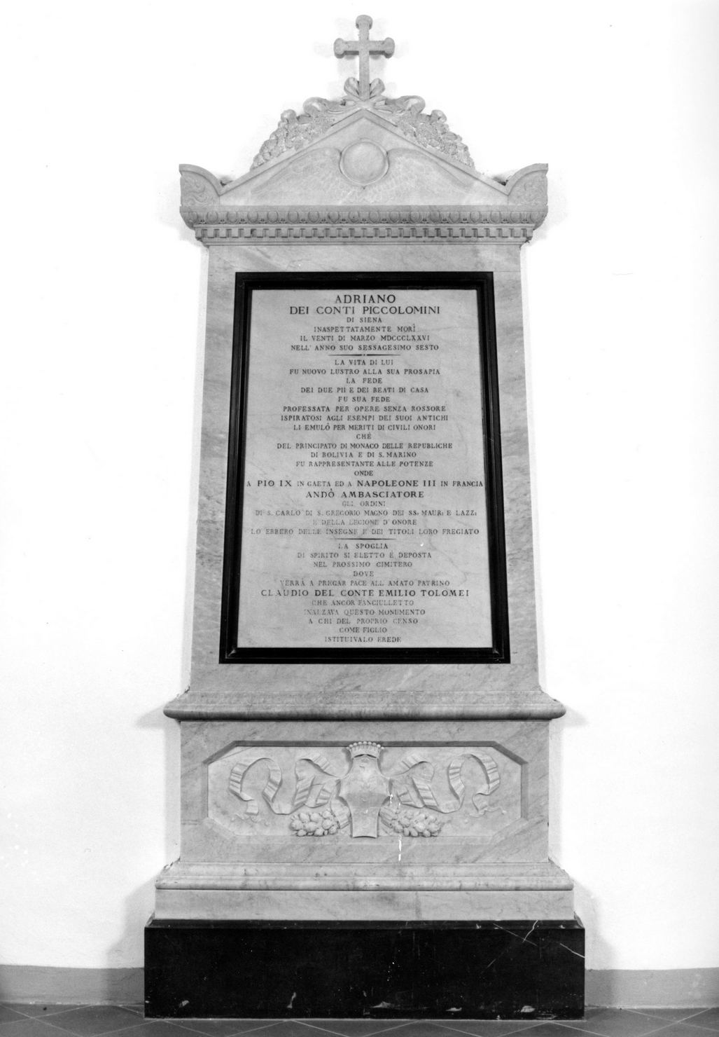 stemma gentilizio della famiglia Piccolomini (lapide commemorativa, opera isolata) - bottega senese (sec. XIX)