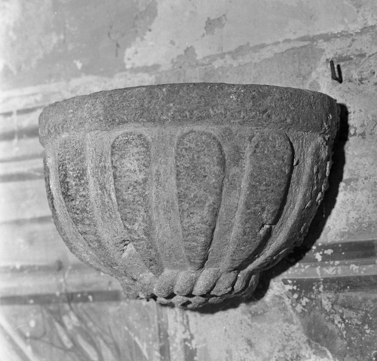 acquasantiera - bottega toscana (sec. XVI)