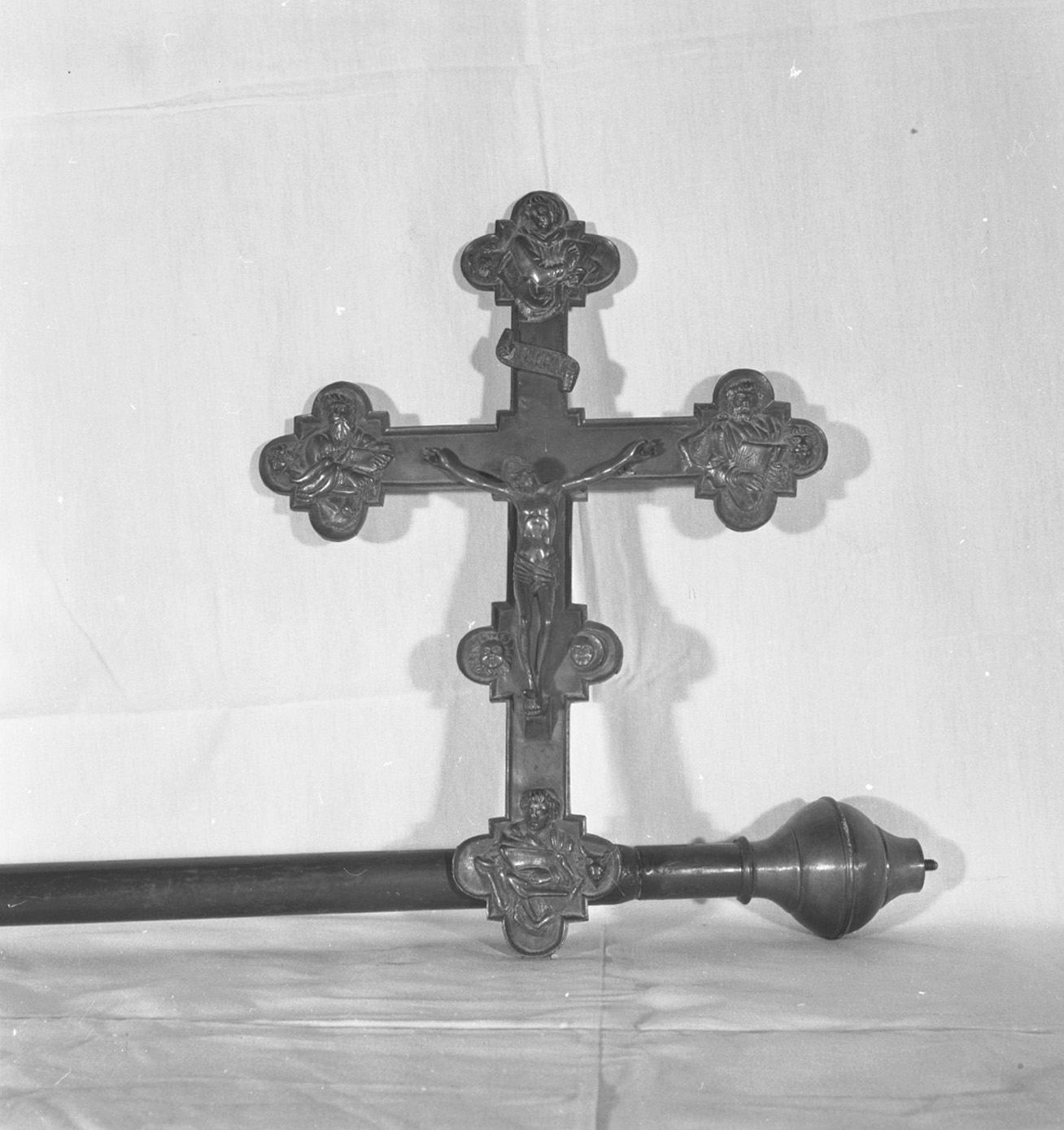 Cristo crocifisso con i quattro Evangelisti (croce processionale) - bottega toscana (sec. XVI)