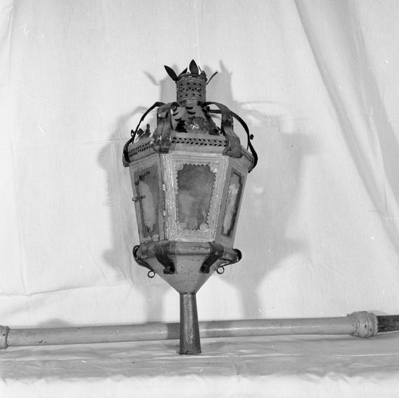 lanterna processionale, serie - bottega toscana (fine/inizio secc. XVII/ XVIII)