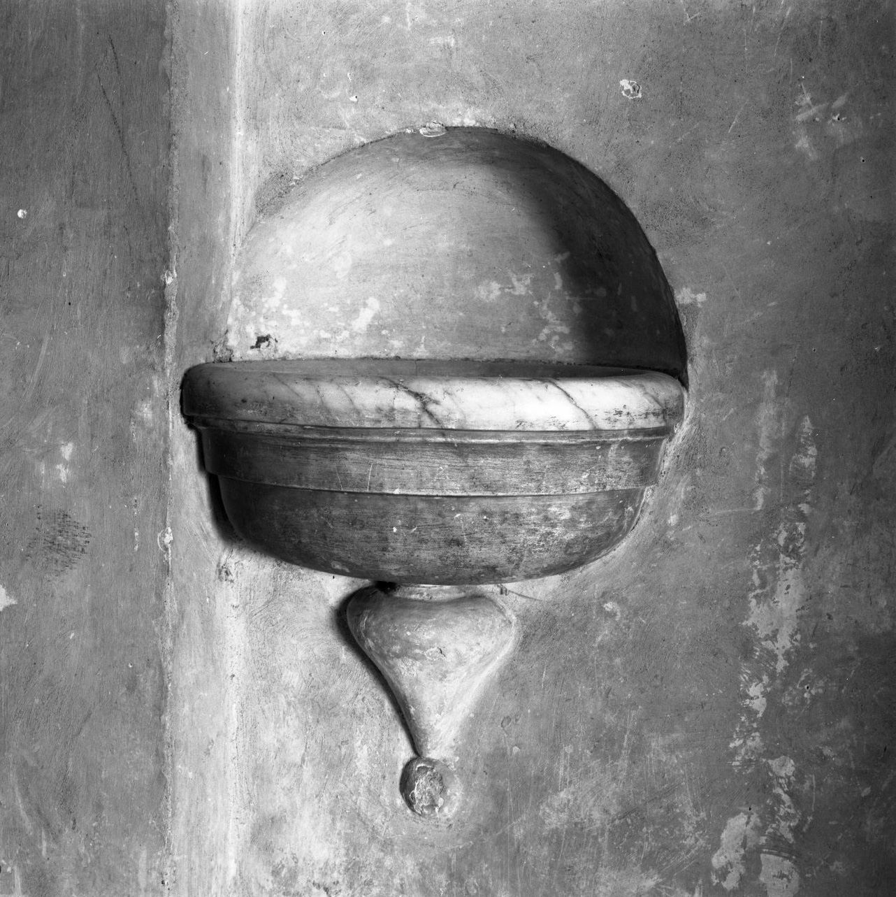 acquasantiera - bottega senese (fine/inizio secc. XVII/ XVIII)