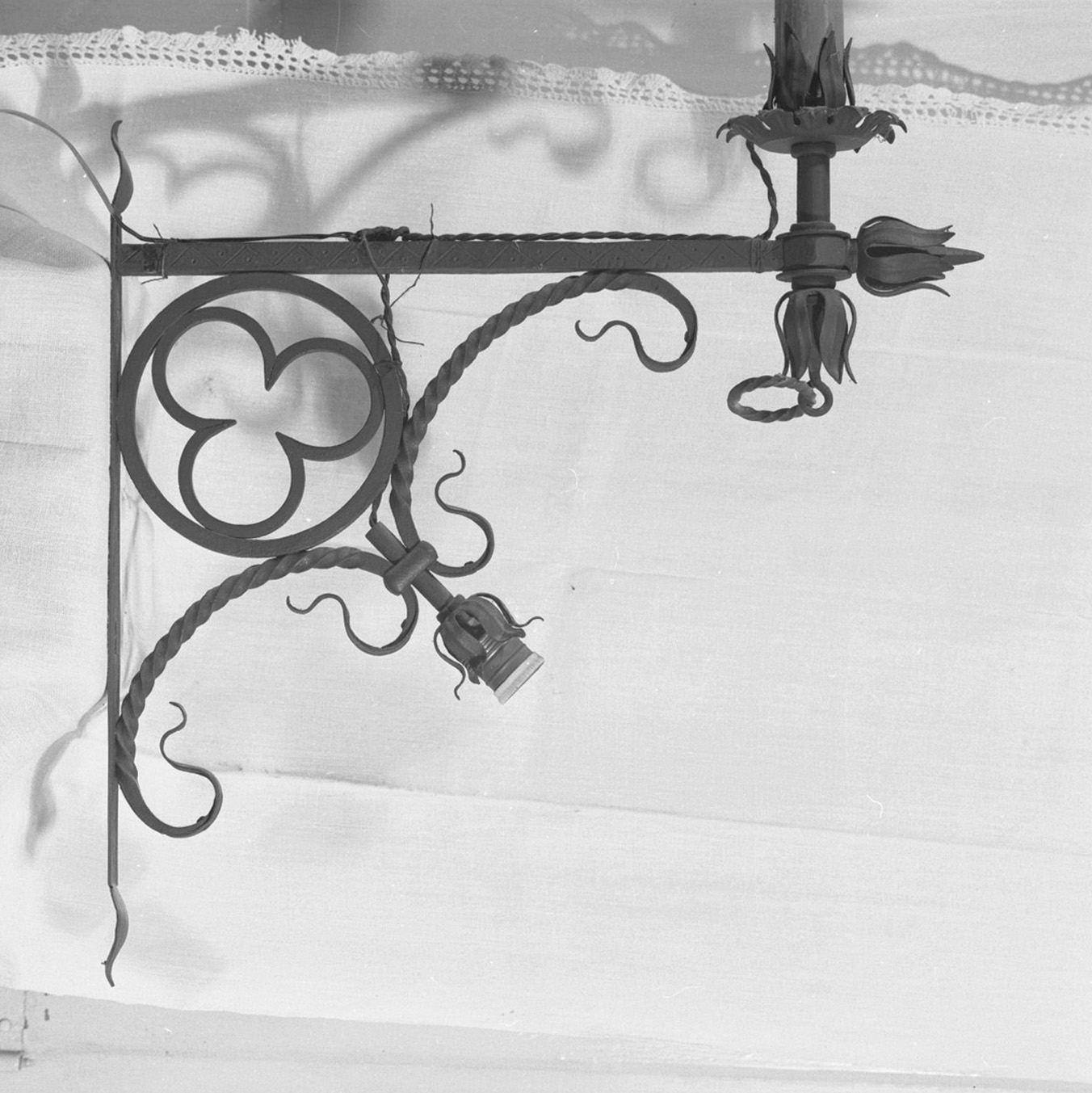 candeliere da parete, serie - produzione grossetana (sec. XX)