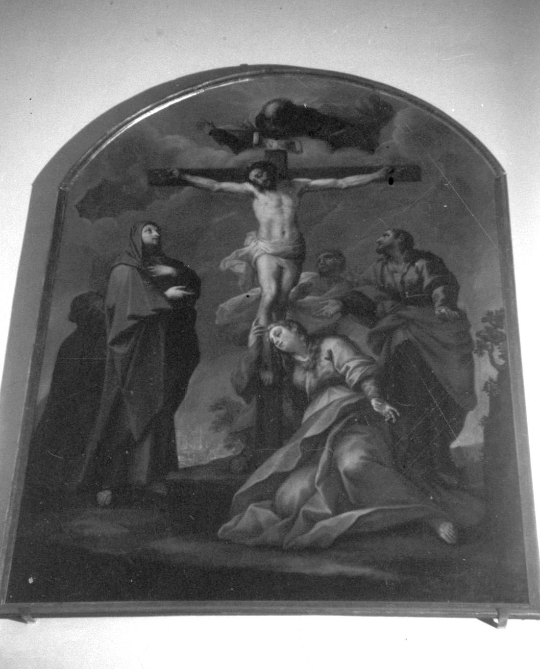 Cristo Crocifisso con la Madonna, Santa Maria Maddalena e San Giovanni Evangelista (dipinto) di Nasini Giuseppe Nicola (sec. XVII)