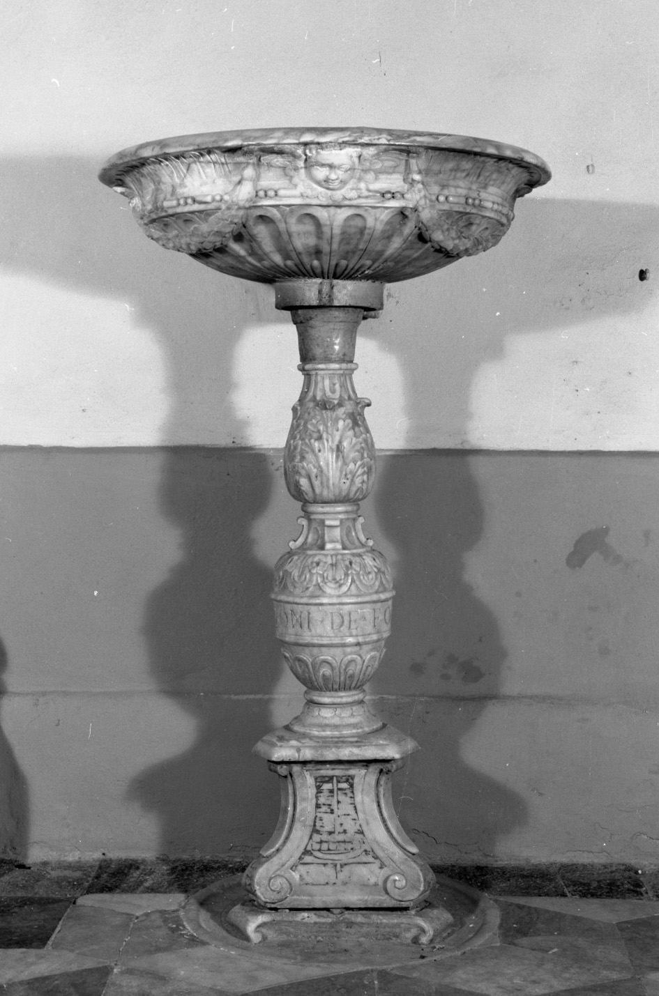 acquasantiera - bottega toscana (sec. XVI)