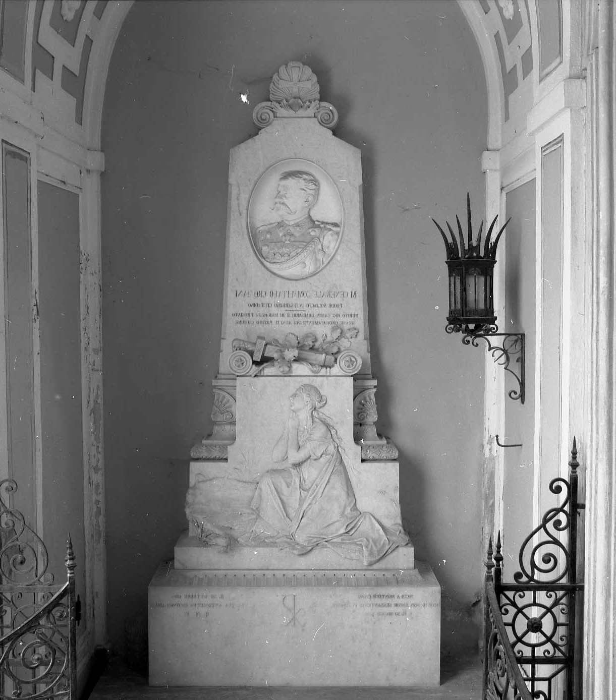 ritratto di Italo Crociani e figura femminile inginocchiata (monumento funebre) di Lazzerini A (sec. XIX)