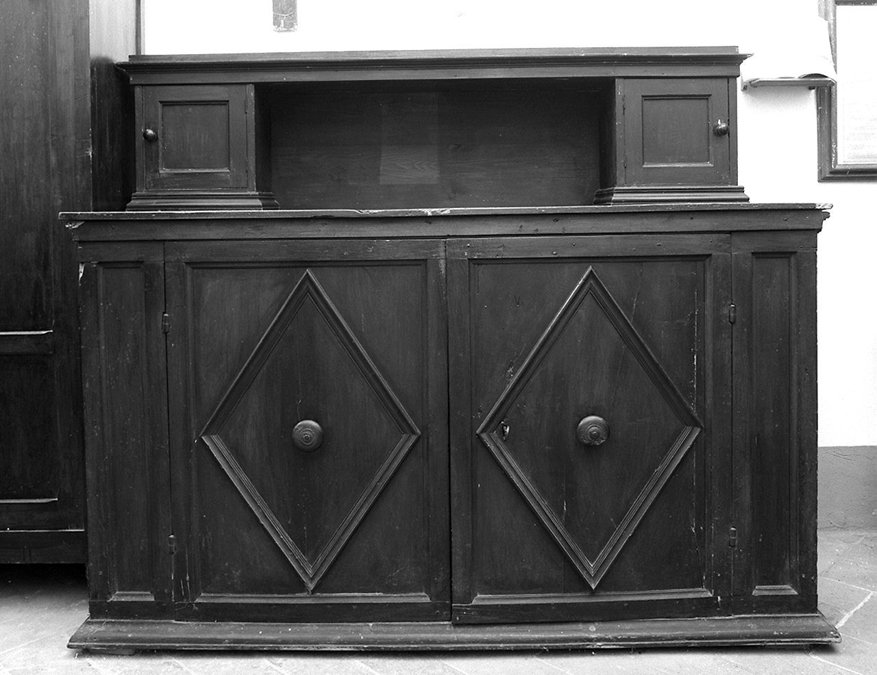 mobile da sacrestia con alzata - produzione toscana (sec. XVIII)