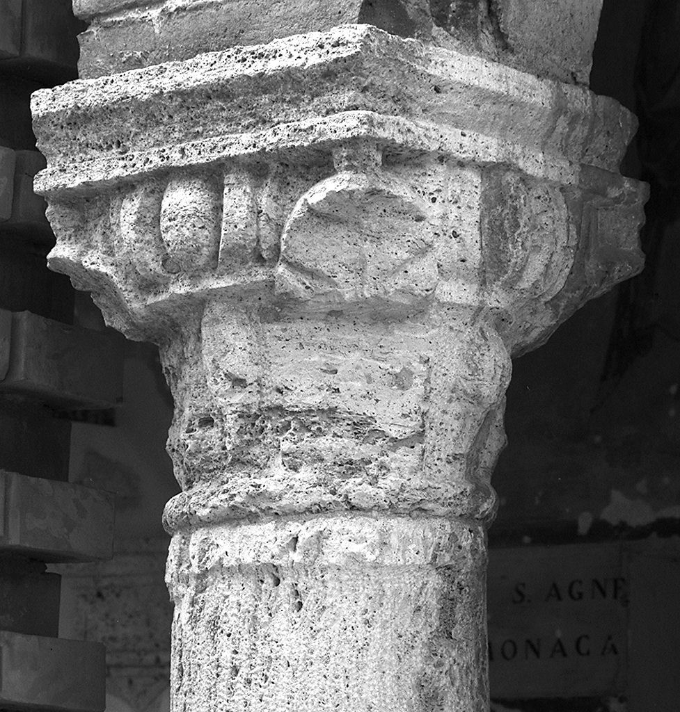 capitello, elemento d'insieme - ambito toscano (sec. XVI)