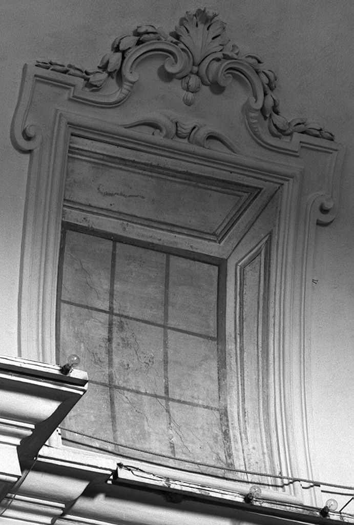 finta finestra (decorazione plastico-pittorica) di Pozzo Andrea (sec. XVIII)
