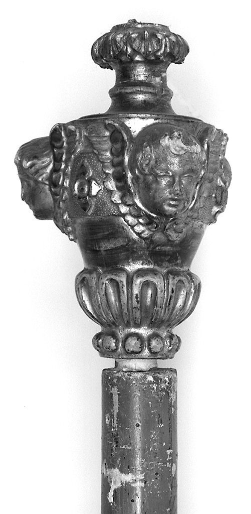 motivi decorativi vegetali con putti alati (mazza processionale) - produzione toscana (secc. XVIII/ XIX)