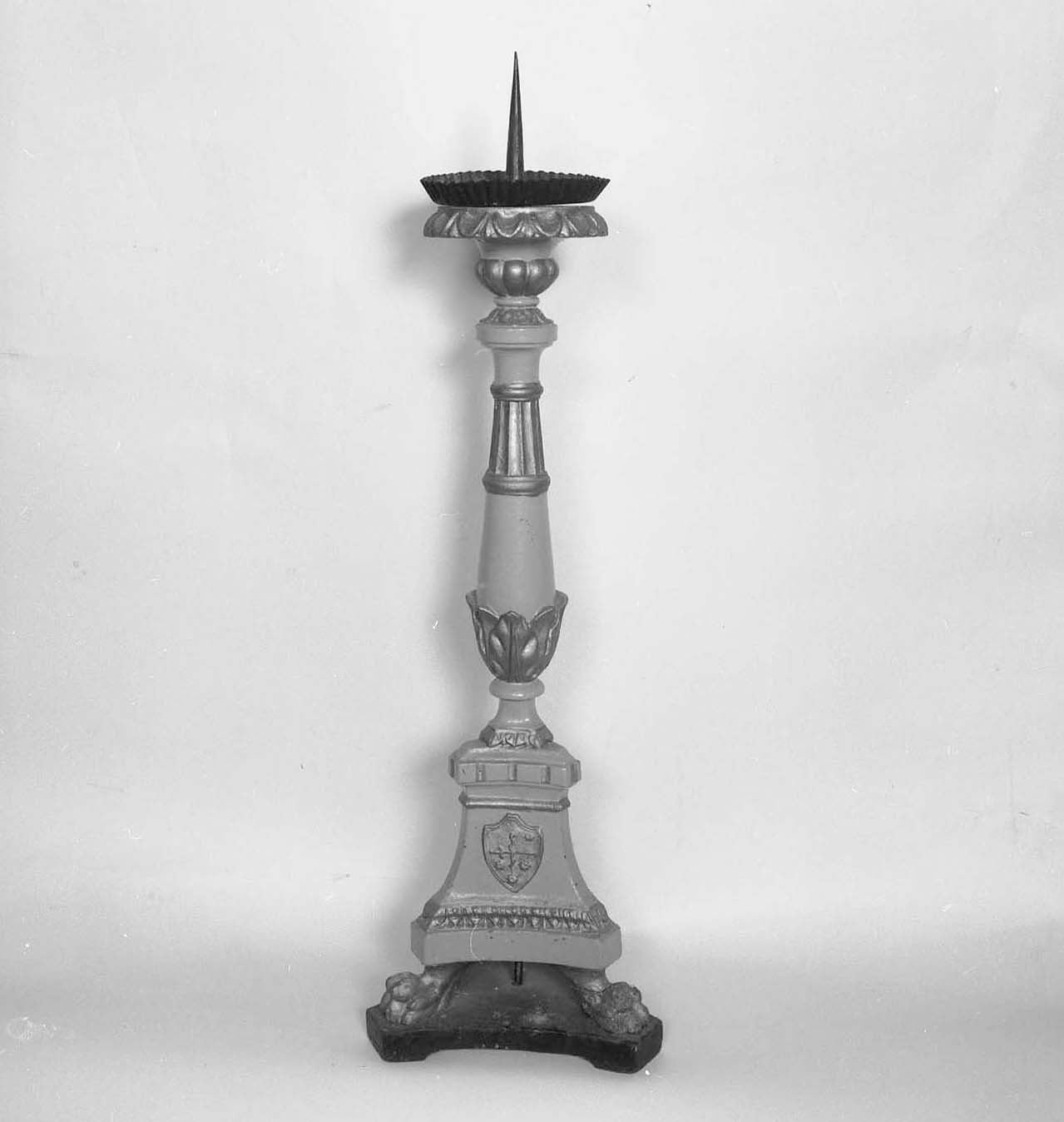 stemma gentilizio della famiglia Vegni (candeliere d'altare, serie) - bottega toscana (sec. XIX)