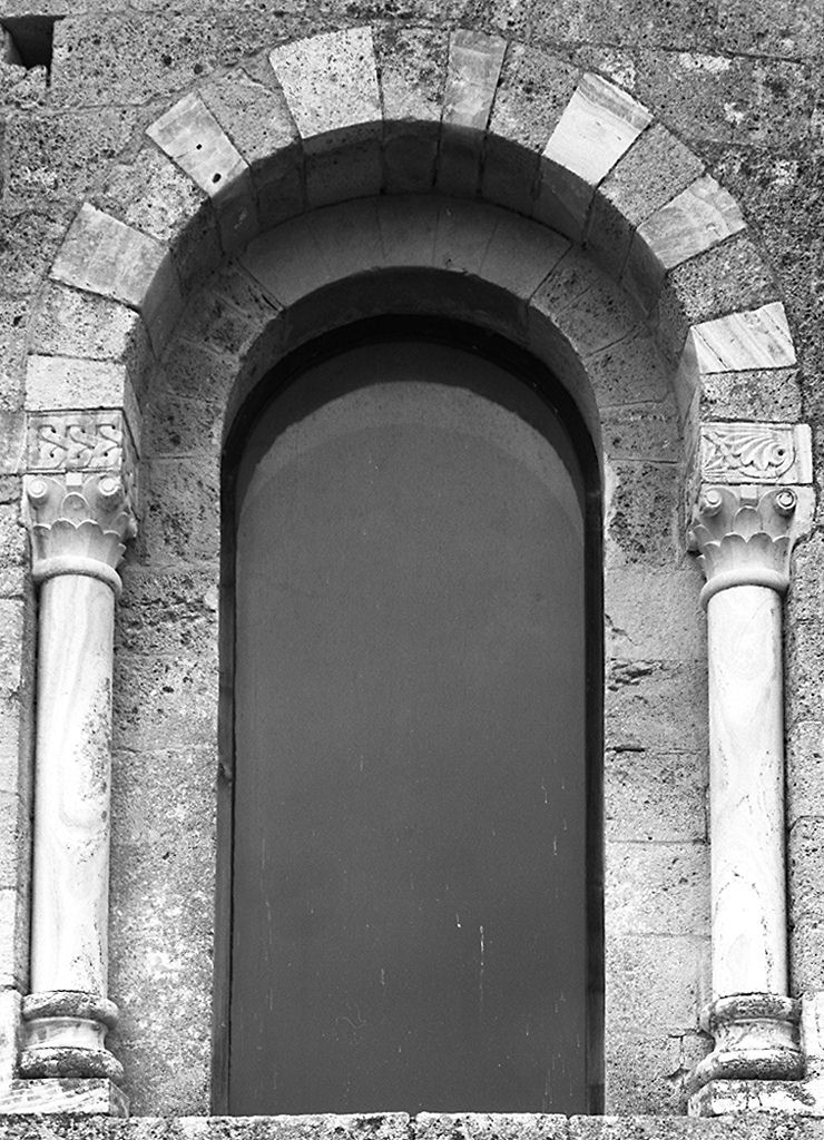 monofora, elemento d'insieme - ambito lombardo (sec. XII)