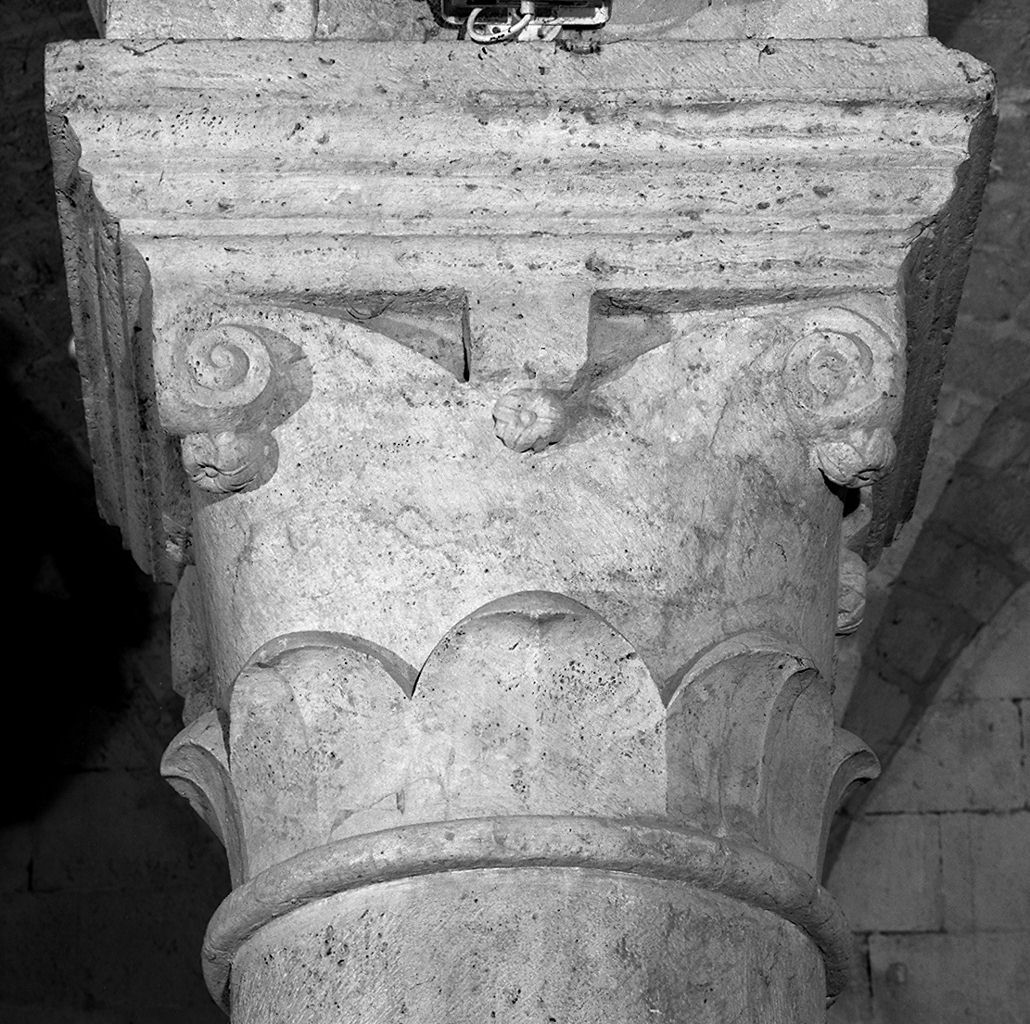 motivi decorativi vegetali stilizzati (capitello, elemento d'insieme) - ambito lombardo (sec. XII)