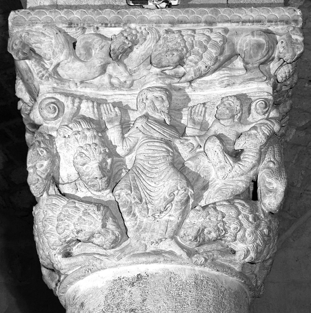 Daniele nella fossa dei leoni (capitello, elemento d'insieme) di Maestro di Cabestany (sec. XII)