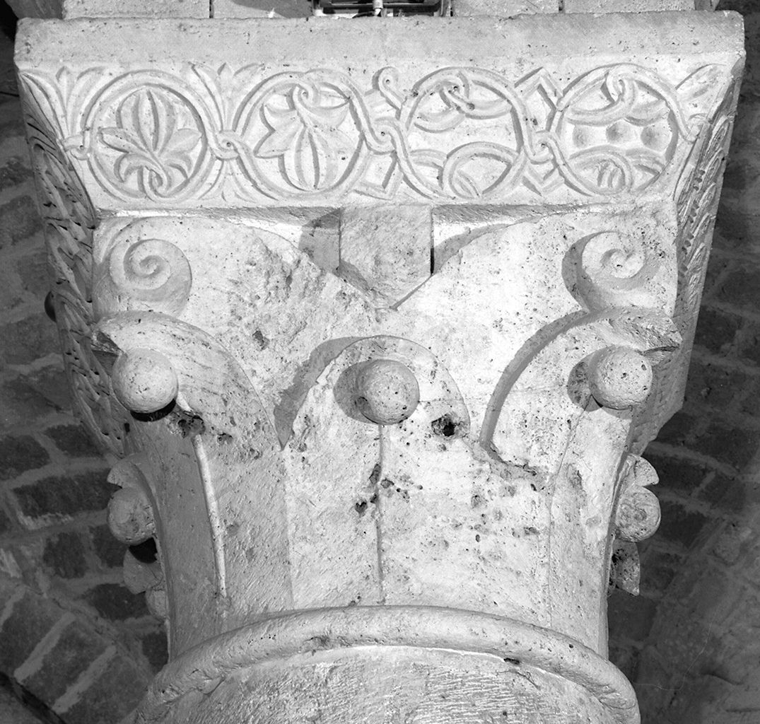 motivi decorativi vegetali stilizzati (capitello, elemento d'insieme) - ambito lombardo (sec. XII)