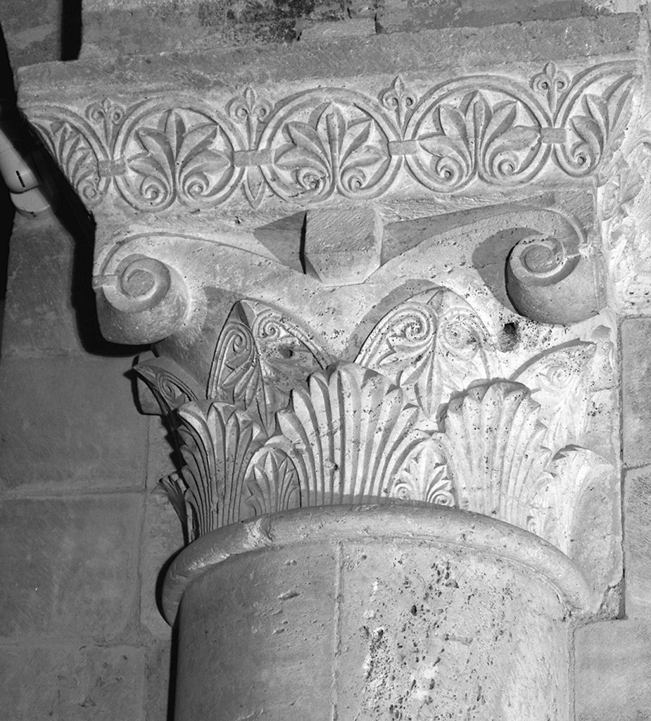 motivi decorativi vegetali stilizzati (semicapitello, elemento d'insieme) - ambito lombardo (sec. XII)