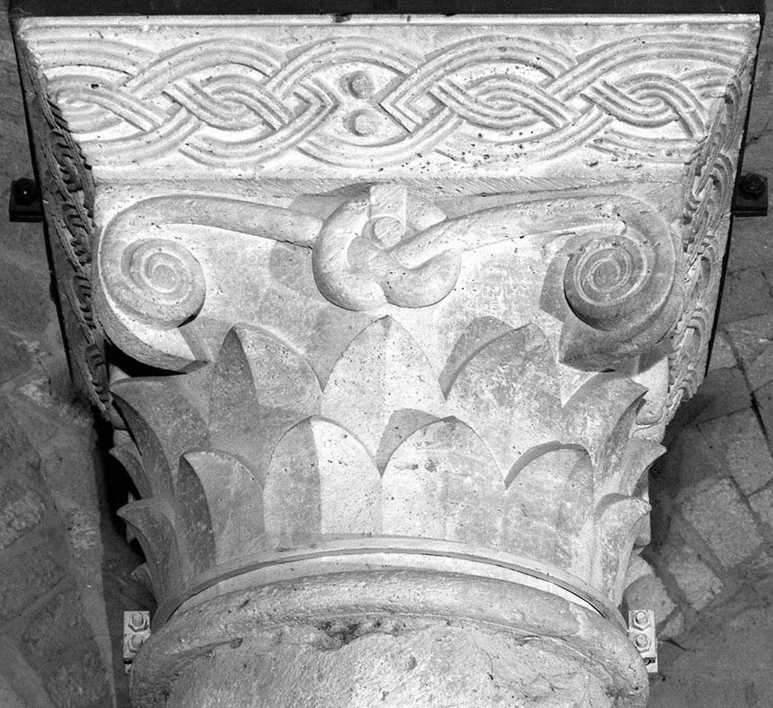 capitello, elemento d'insieme - ambito lombardo (sec. XII)