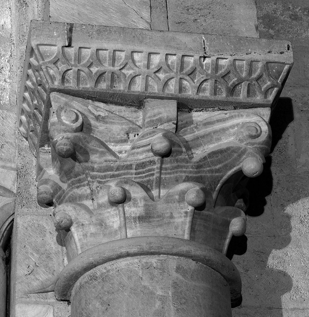 motivi decorativi geometrici e vegetali (semicapitello, elemento d'insieme) - ambito lombardo (sec. XII)