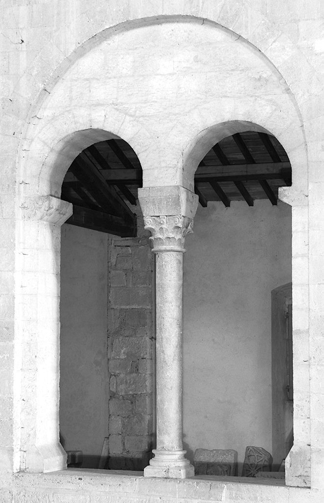 motivi decorativi vegetali stilizzati (bifora, elemento d'insieme) - ambito lombardo (sec. XII)