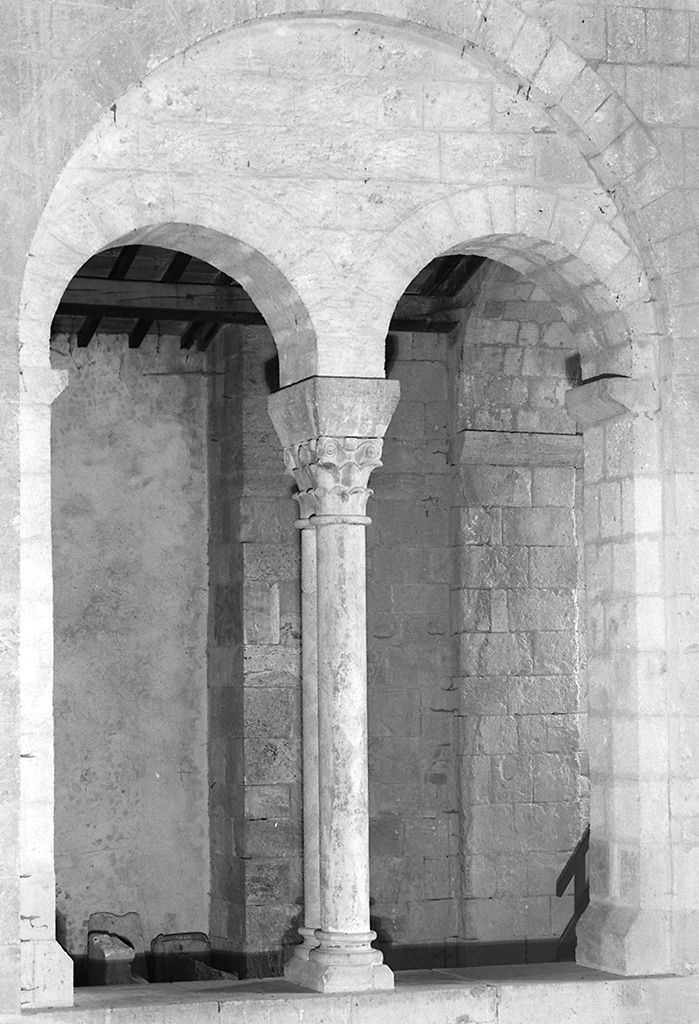 motivi decorativi vegetali stilizzati (bifora, elemento d'insieme) - ambito lombardo (sec. XII)