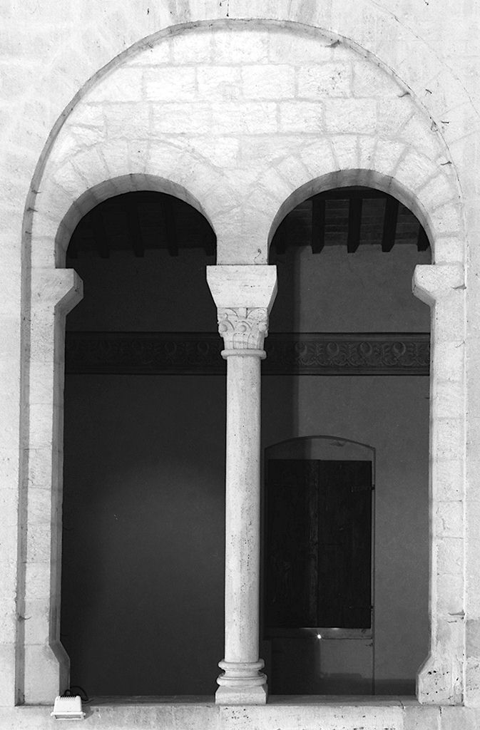 motivi decorativi vegetali stilizzati (bifora, elemento d'insieme) - ambito lombardo (sec. XII)