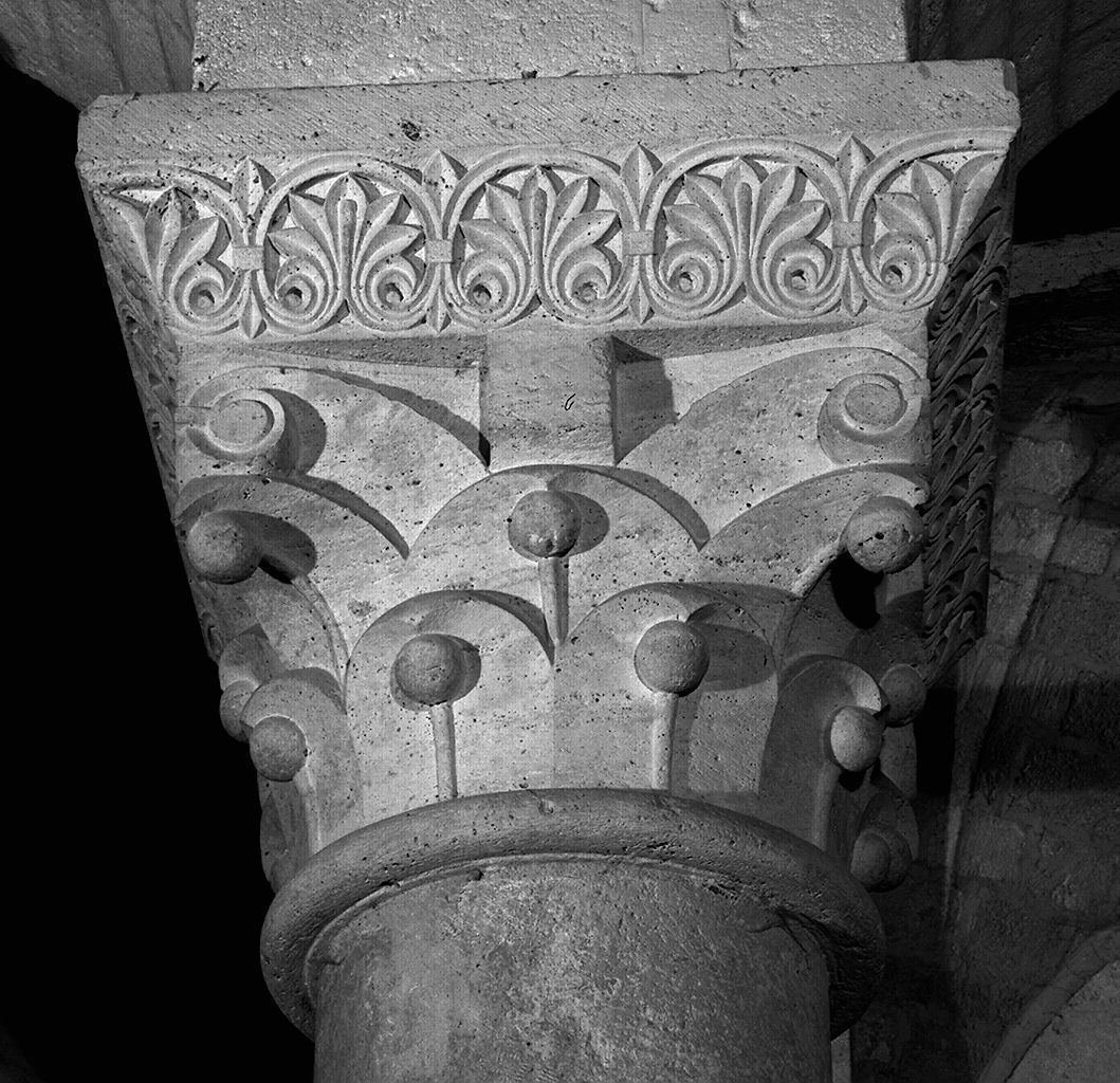 motivi decorativi vegetali stilizzati (capitello, elemento d'insieme) - ambito lombardo (sec. XII)