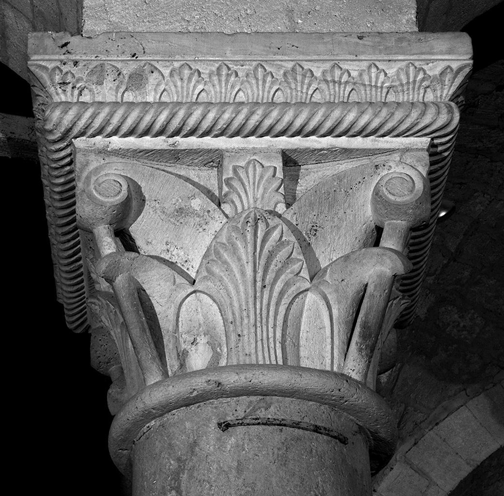 motivi decorativi vegetali stilizzati (capitello, elemento d'insieme) - ambito lombardo (sec. XII)