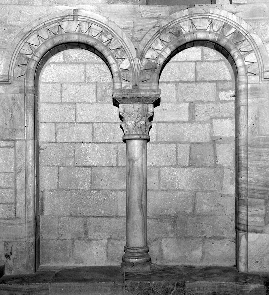 motivi decorativi a dentelli (bifora cieca, elemento d'insieme) - ambito lombardo (sec. XII)