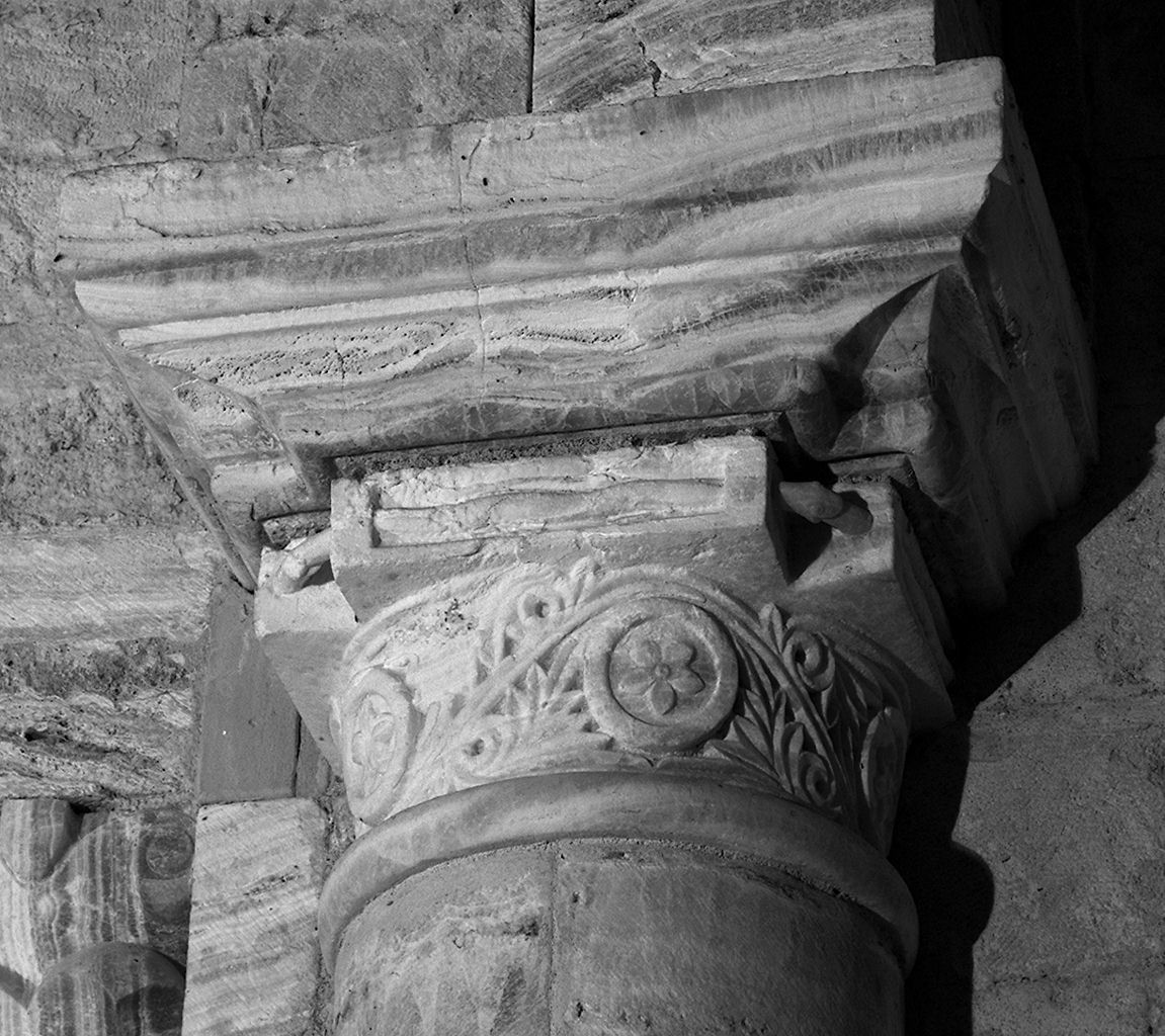 motivi decorativi vegetali stilizzati (semicapitello, elemento d'insieme) - ambito lombardo (sec. XII)