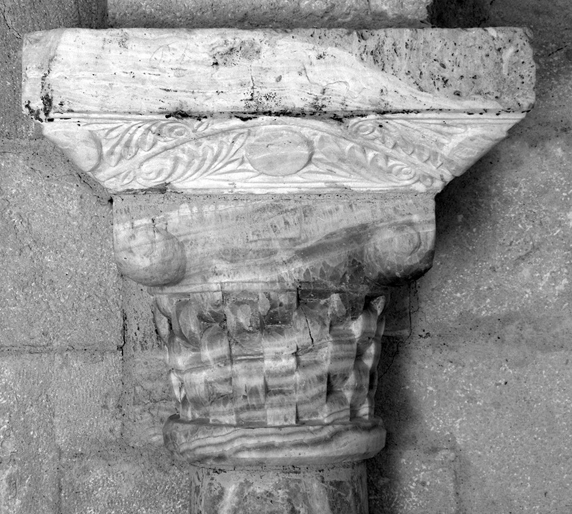 motivi decorativi geometrici e vegetali (semicapitello, elemento d'insieme) - ambito lombardo (sec. XII)