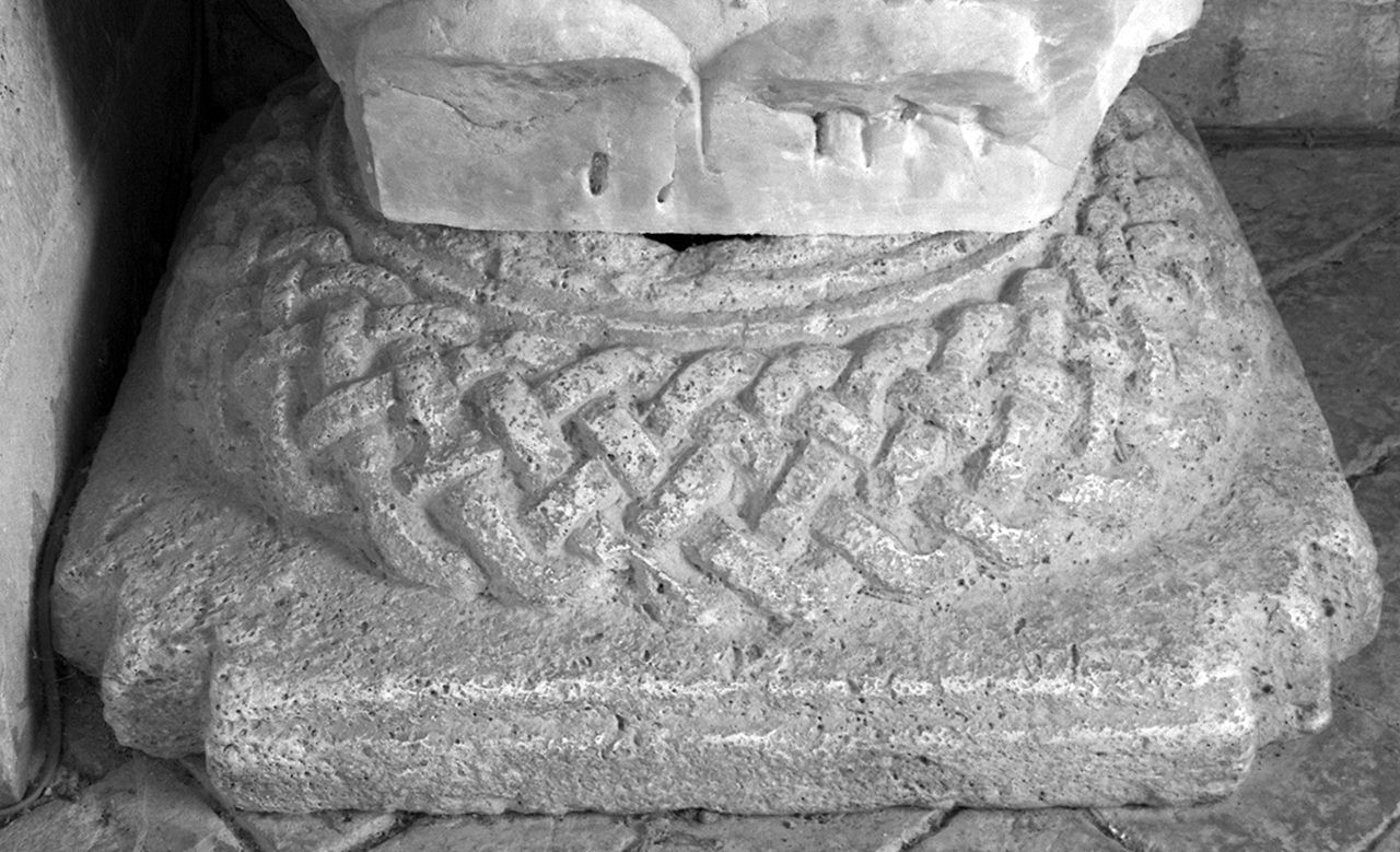 motivo decorativo a intreccio (abaco, elemento d'insieme) - ambito lombardo (sec. XII)