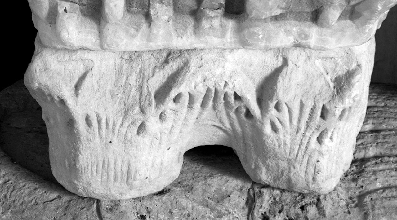 motivi decorativi vegetali stilizzati (capitello, elemento d'insieme) - ambito lombardo (sec. XII)