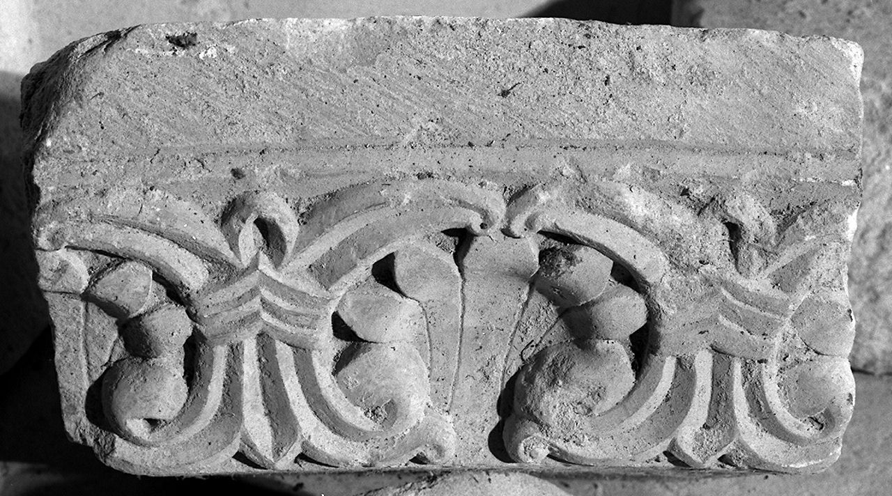 motivi decorativi vegetali stilizzati (rilievo, frammento) - ambito tolosano (prima metà sec. XII)