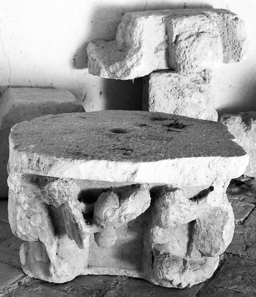 testa d'aquila (capitello, elemento d'insieme) - ambito lombardo (sec. XII)