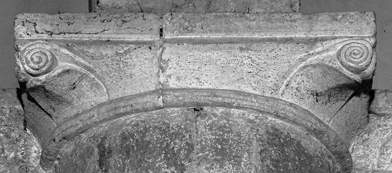 motivi decorativi vegetali (capitello, elemento d'insieme) - ambito italiano (sec. XII)