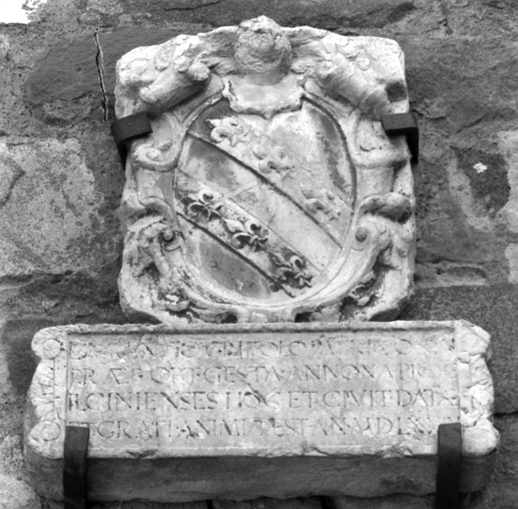 lapide commemorativa, elemento d'insieme - bottega toscana (sec. XVI)