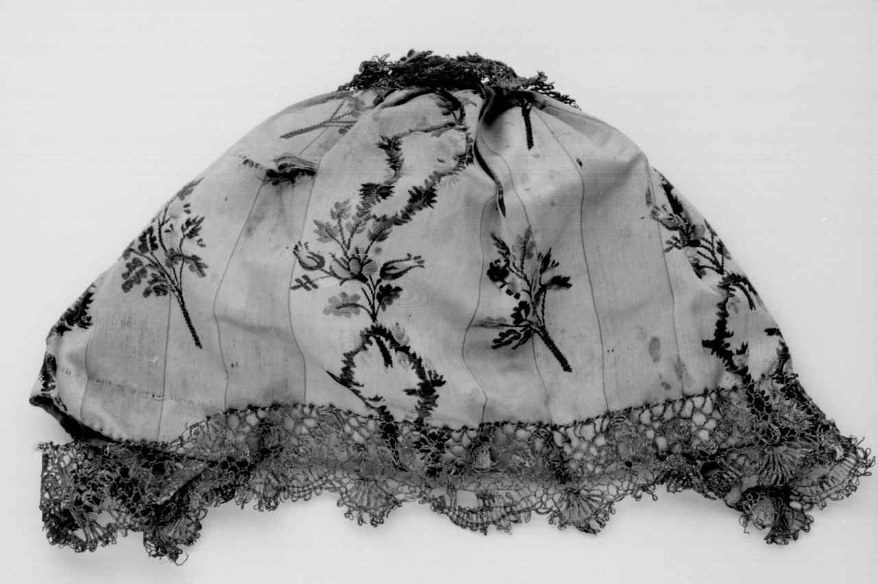 motivo decorativo floreale (conopeo di pisside, elemento d'insieme) - manifattura italiana (ultimo quarto sec. XVIII)