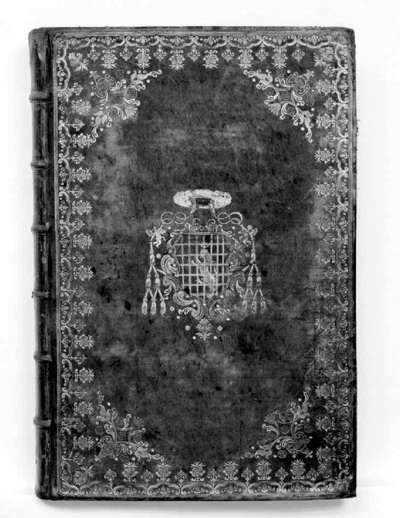 stemma vescovile di Bernardino Ciani (coperta di libro liturgico, elemento d'insieme) - manifattura italiana (sec. XVIII)