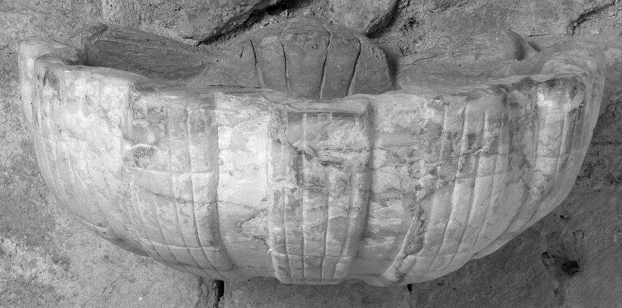 acquasantiera da parete - bottega senese (prima metà sec. XVIII)