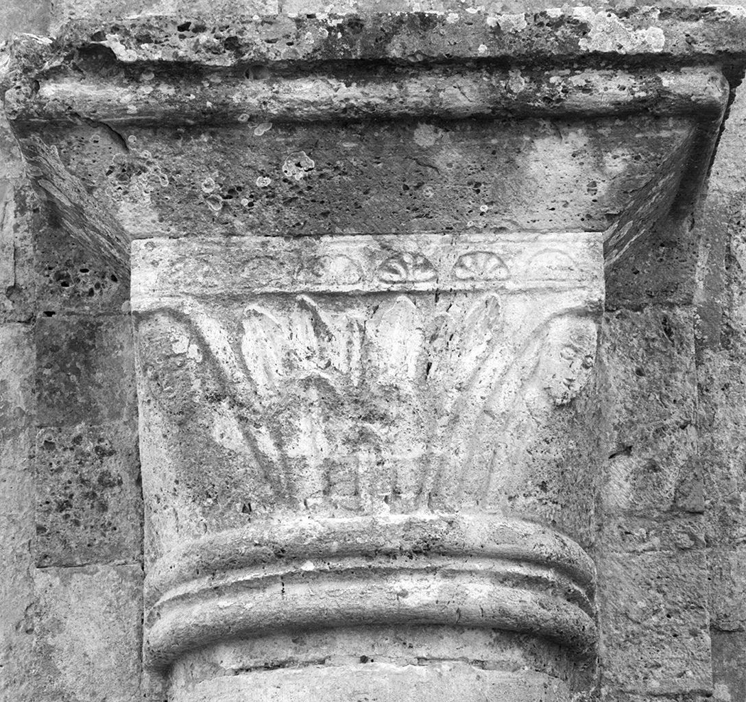 capitello, elemento d'insieme - ambito toscano (sec. XII)