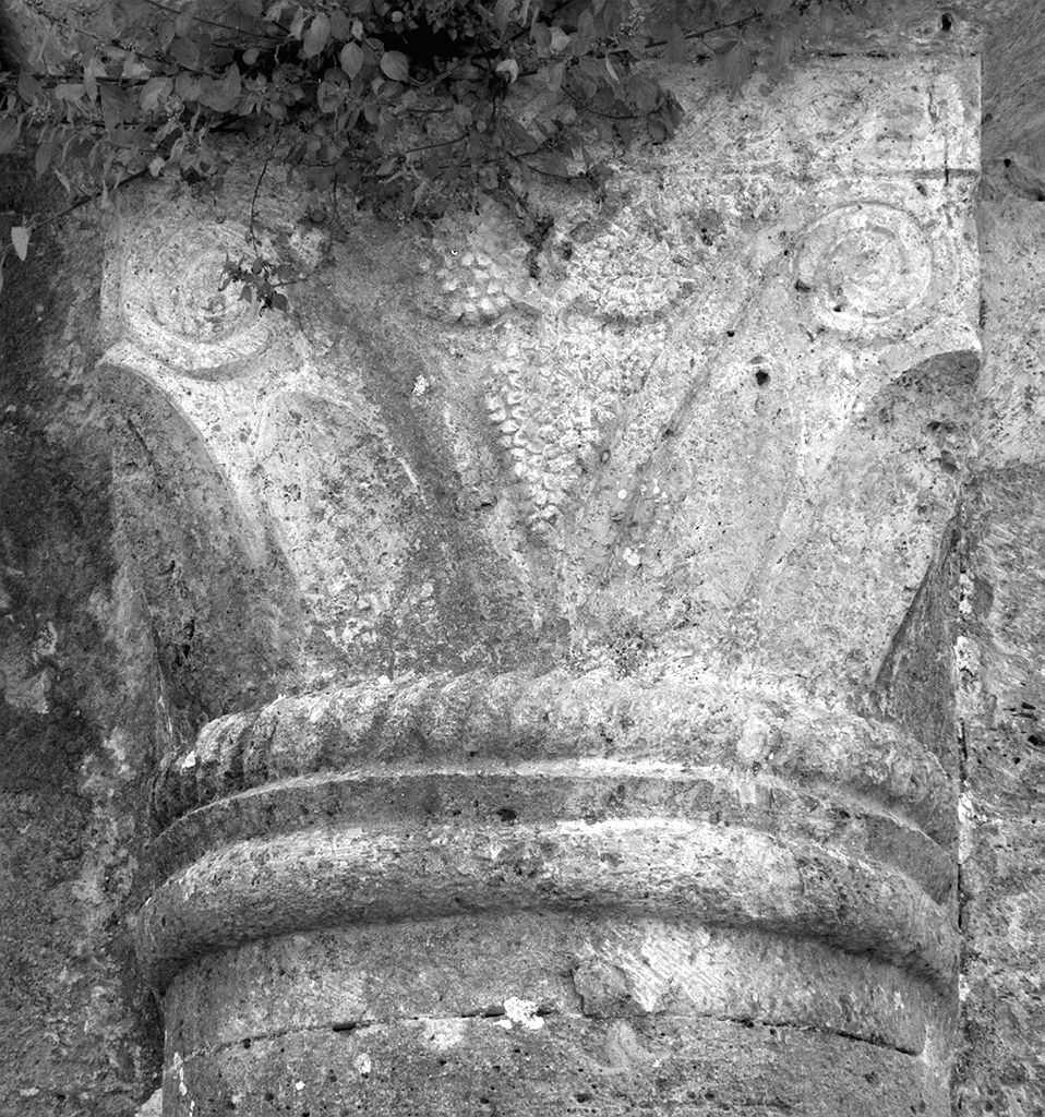 capitello, elemento d'insieme - ambito toscano (sec. XII)