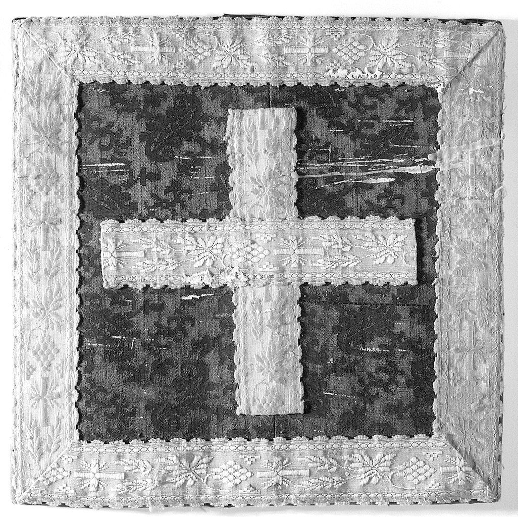 motivi decorativi vegetali (borsa del corporale, elemento d'insieme) - manifattura toscana (secondo quarto sec. XVII)