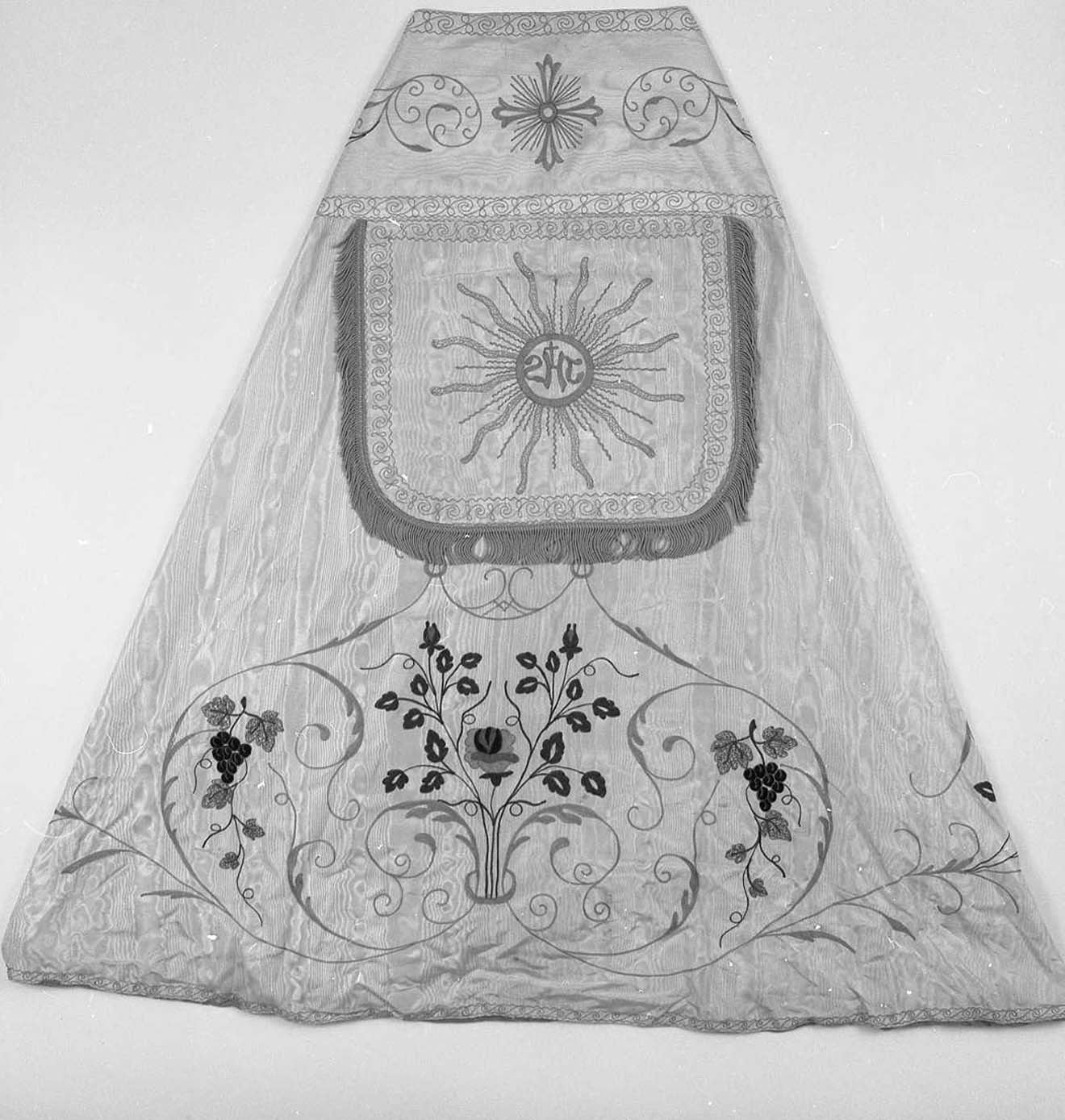 monogramma cristologico (piviale, elemento d'insieme) - produzione italiana (prima metà sec. XX)