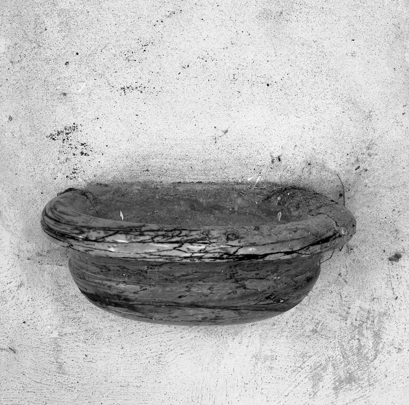 acquasantiera da parete - bottega toscana (sec. XIX)