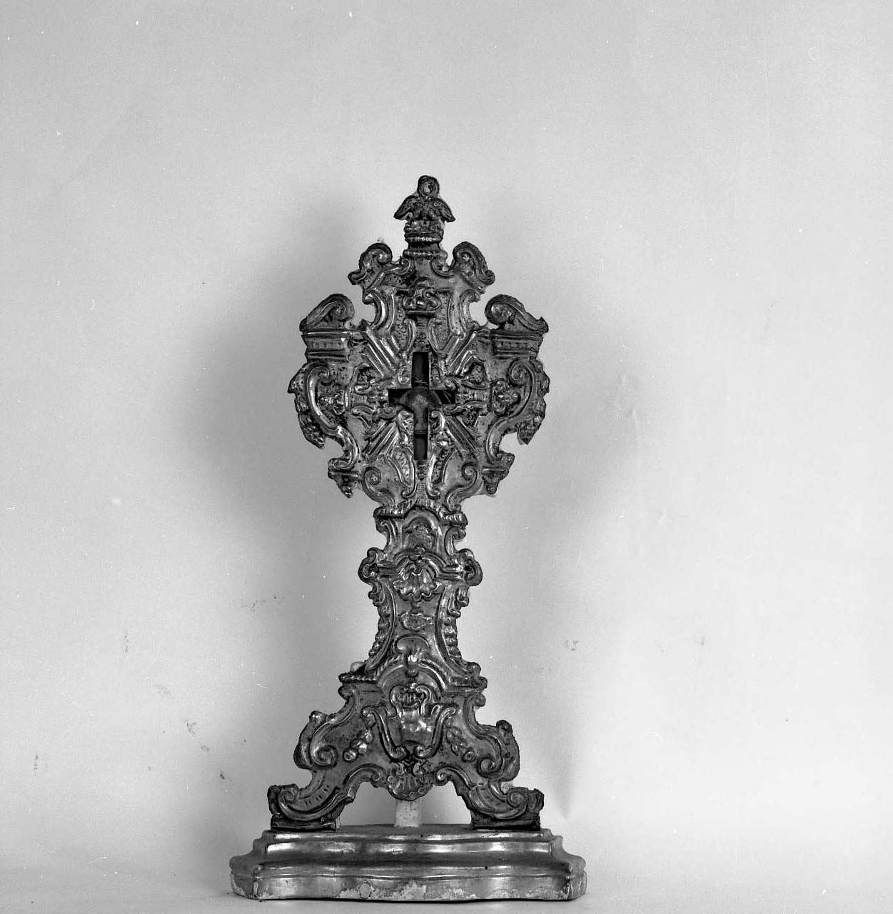 motivi decorativi vegetali stilizzati (reliquiario - a ostensorio) - manifattura toscana (prima metà sec. XVIII)