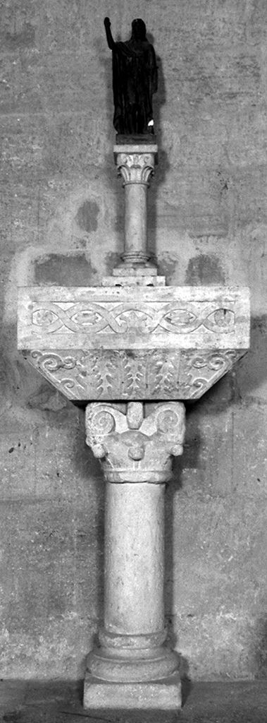 motivi decorativi vegetali (fonte battesimale - a fusto) - bottega toscana, ambito lombardo (primo quarto sec. XX)