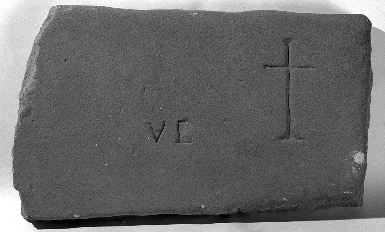 croce (lapide, frammento) - manifattura toscana (secc. VII/ X)