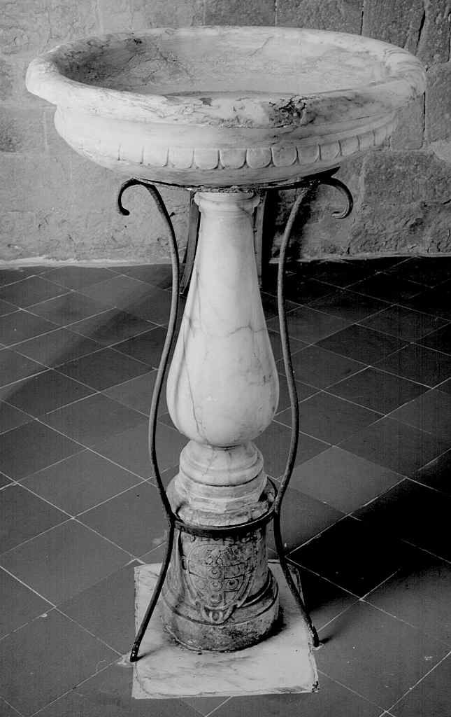 stemma gentilizio della famiglia Piccolomini (acquasantiera - a fusto) - manifattura toscana (primo quarto sec. XVII)