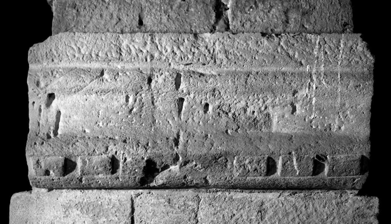 motivi decorativi a dentelli (capitello, elemento d'insieme) - ambito toscano (sec. XIII)