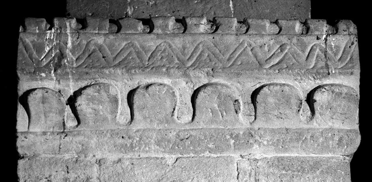 motivi decorativi geometrici (capitello, elemento d'insieme) - ambito toscano (sec. XIII)