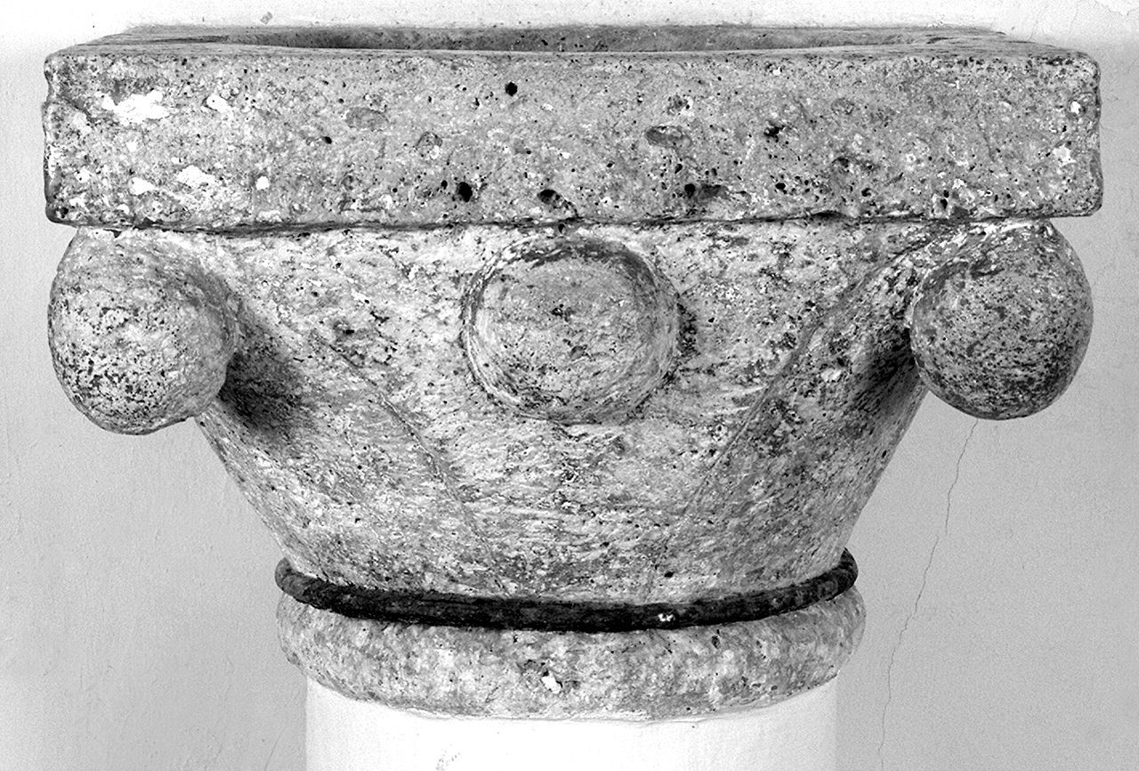 acquasantiera - a fusto - ambito italiano (?) (sec. XII)